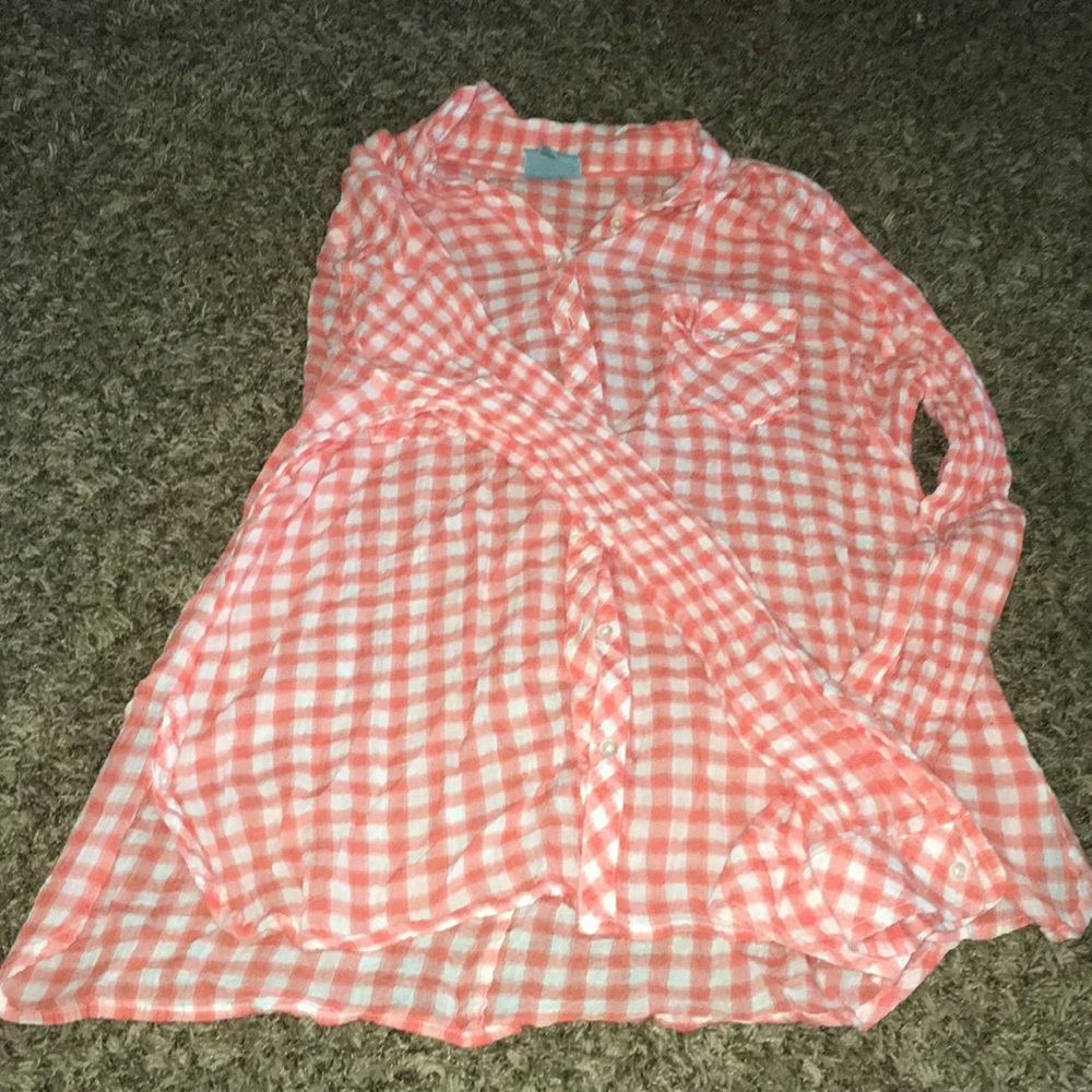 Women’s plaid button up shirt